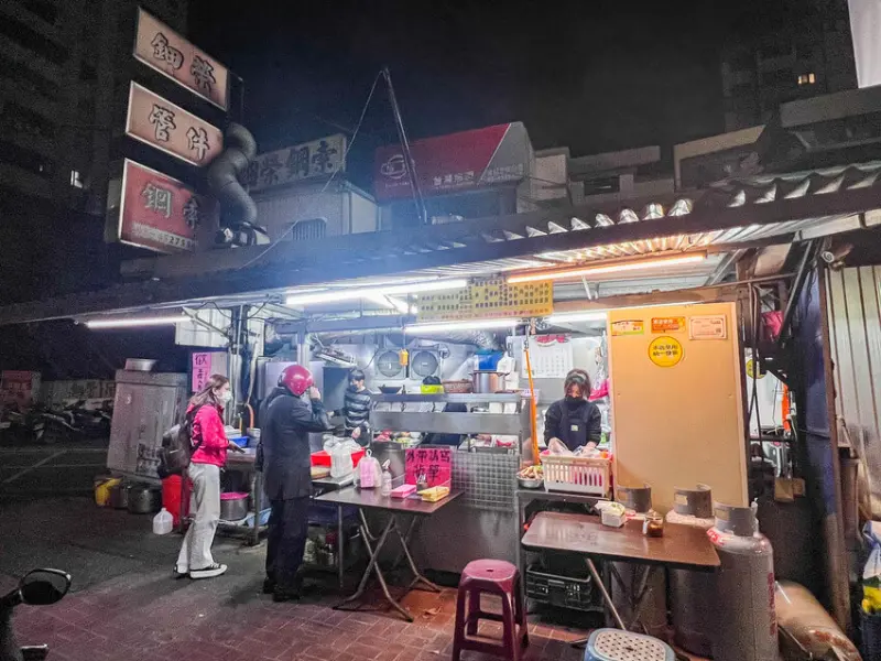 桃園市平鎮區橋頭小吃｜低調無招牌照樣生意爆好！省道旁鐵皮屋老字號平價熱炒店