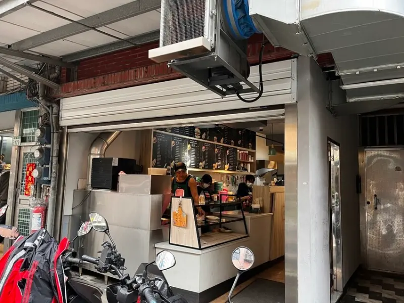 桃園市桃園區【桃園早餐店】銅板價就滿足!【鄉村漢堡延壽店】CP值超級高，花生厚片好吃到讓你感動流淚