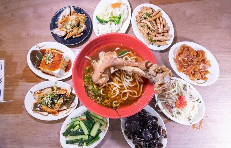 台東縣鹿野鄉【十座車站十碗麵-台東鹿野篇】鹿野大骨麵.豪邁大排骨手抓直接啃超過癮.中藥湯頭意外清爽