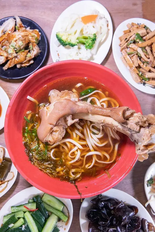 ▲台東美食人氣麵店推薦：鹿野大骨麵，超吸睛大骨麵必點 /小虎食夢網 提供、WalkerLand窩客島整理