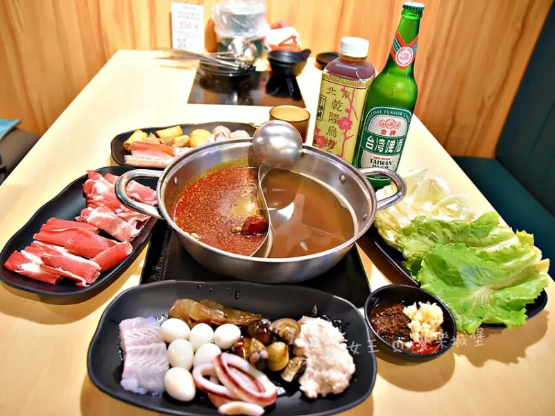 何家香香 麻辣鍋鴛鴦鍋 ll 中和吃到飽麻辣鍋，全時段$499+10%，讓你花少少錢，吃到大大滿足，懷舊氛圍，讓人有如進入時光隧道中，這麼划算麻辣鍋吃到飽，你怎麼可以不知道!!!