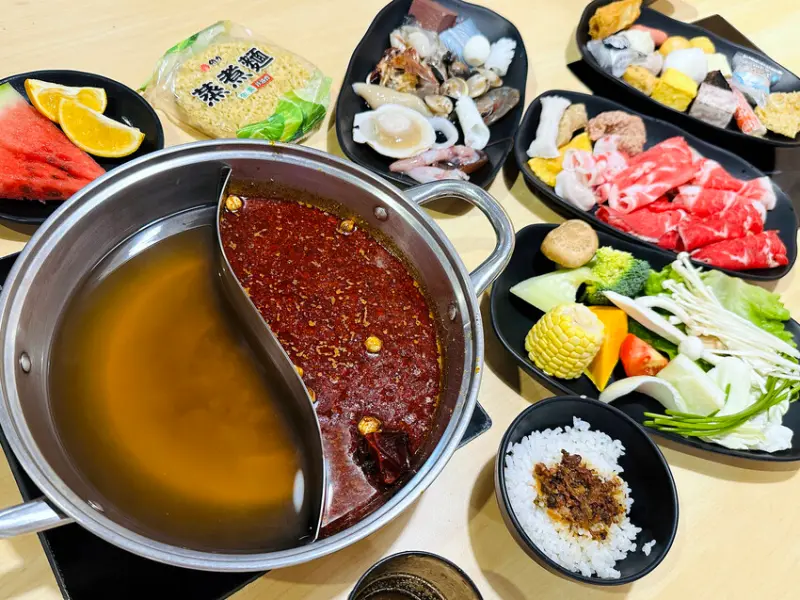 【何家香香麻辣鴛鴦鍋吃到飽】超過60種以上食材任君挑選！經典老歌輪播&明星黑膠唱片，讓人彷彿走進時光隧道！挑戰新北中和最划算吃到飽火鍋～
