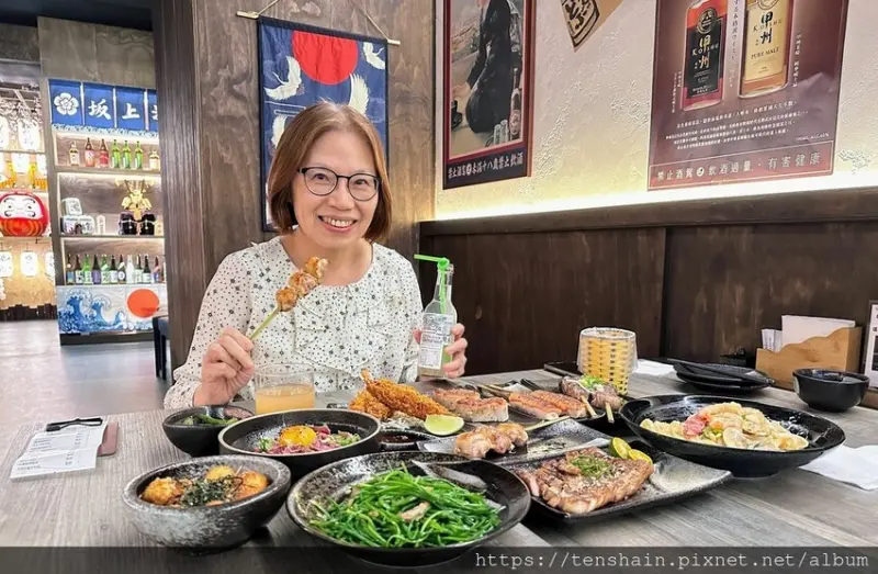 【土城居酒屋推薦】坂上源炭火居酒屋 │ 捷運永寧站4號出口，絕妙炭火香氣的燒烤美味，吃飽再睡！