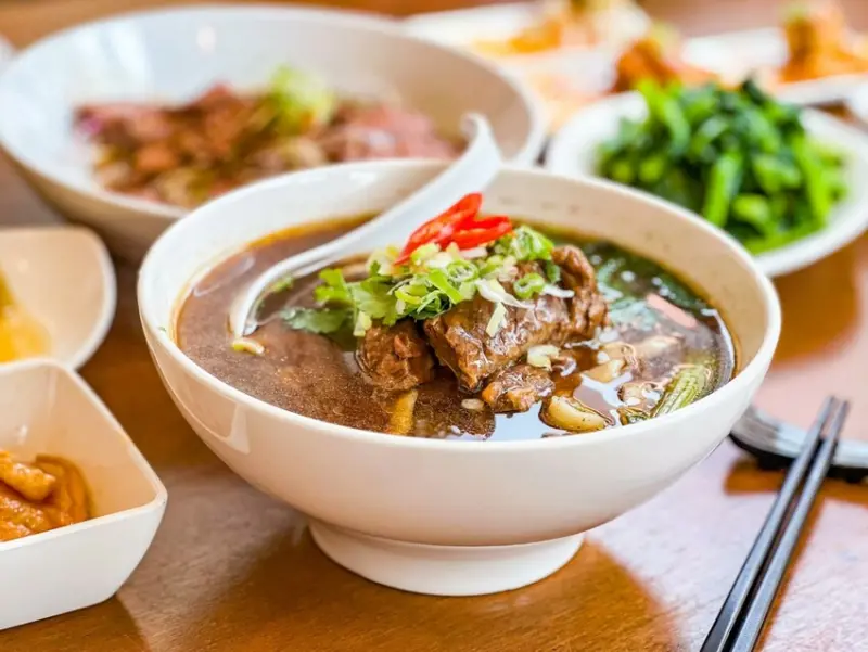 桃園市平鎮區新寶島牛肉麵｜低調的牛肉麵強者，獨門叻沙牛肉麵這裡才吃得到！