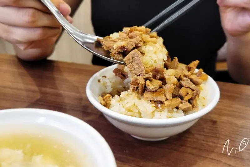 [嘉義西區]阿岸米糕- 阿彰的店。招牌鹹米糕/浮水土魠魚羹/滷肉飯/醋溜睫毛菜。傳承三代嘉義必吃米糕! #文化路夜市