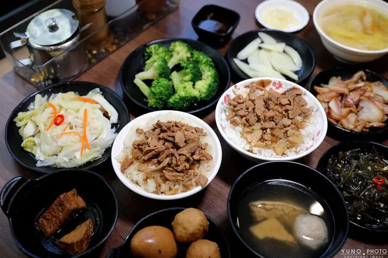 嘉義市西區傳承三代嘉義必吃米糕！軟Q糯米粒粒分明 肥瘦相間超誘人 免費柴魚湯喝到飽｜阿岸米糕- 阿彰的店(嘉義西區)