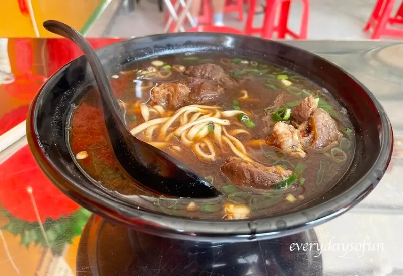 民雄吃什麼∥呷午牛肉麵∣街邊美食認證，麻辣牛肉湯好喝不死鹹，水餃也是招牌必點，民雄小吃推薦