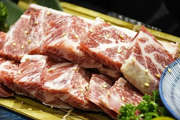 高雄市左營區沒朋友也能吃的獨身燒肉～來啦！【燒肉SMILE 巨蛋明誠店】 開到凌晨4點，消夜想吃燒肉也可以喔！※高雄燒肉