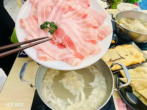 【新北市 蘆洲區/捷運三民高中站】侯黑鍋物-冠軍酸菜當之無愧，開胃酸菜乳酸菌鍋和過癮青麻鍋讓人吃了還想再吃