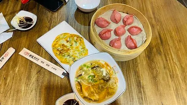 桃園藝文特區新開餐廳【老張麵食館】隱身在桃園巷弄內美食/招牌必點排骨蛋炒飯/桃園平民版鼎泰豐/桃園CP值高麵食館