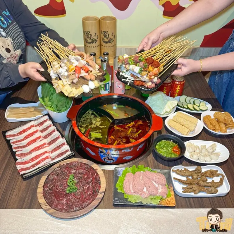 蜀都串串火鍋(逢甲分店) 來自四川的麻辣鮮香串串均一價12元 內用飲料、冰淇淋、白飯吃到飽！ (台中逢甲夜市美食.菜單營業時間地址電話) - 跟著踢小米吃喝玩樂趣