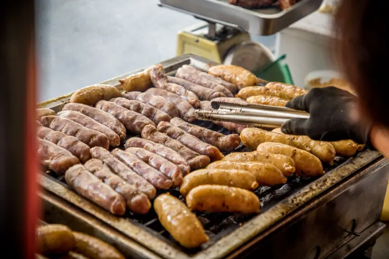 嘉義縣六腳鄉30年老店 大腸加香腸｜烤來不及賣，90%在地人在扛！大支又便宜炭烤香腸