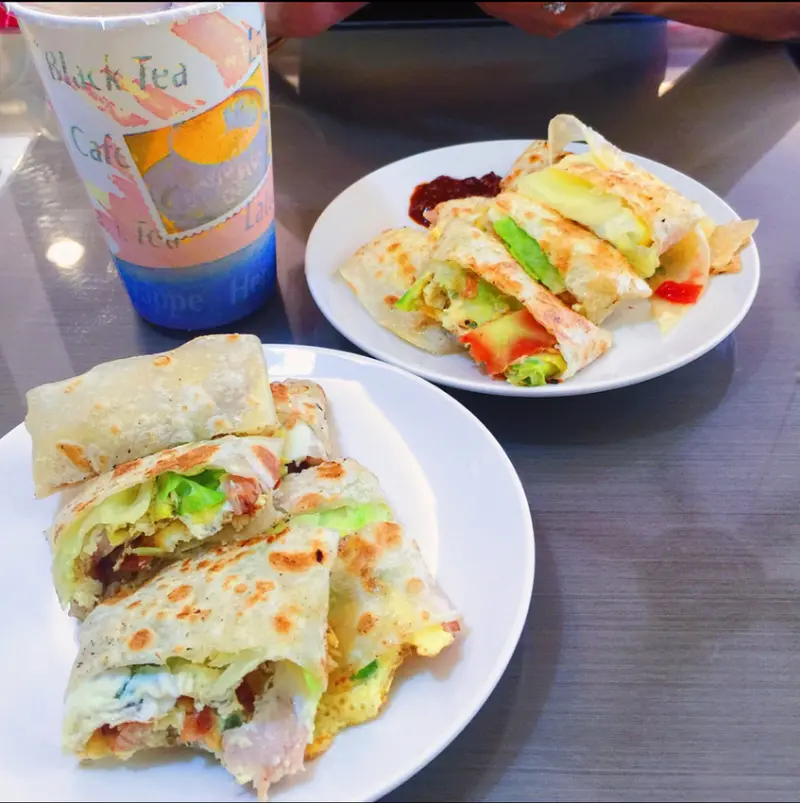 台北市內湖區[台北早午餐]內湖區港墘站「萬伽香早餐店」超強大的蔬菜蛋餅/皮超酥脆青菜種類多/各式餐點也好好味（附菜單