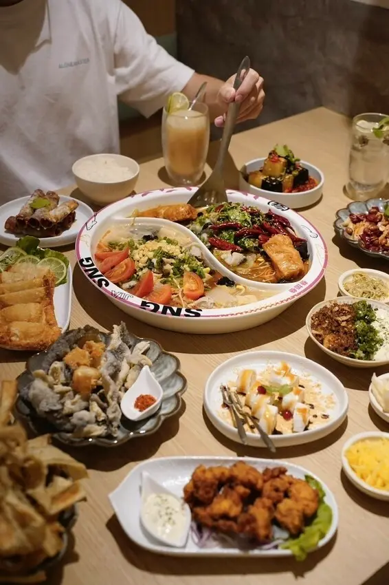 【西門美食】開箱這一鍋集團最新品牌「叁加叁鴛鴦泡椒酸菜魚」川菜結合台味全新享受！西門酸菜魚推薦