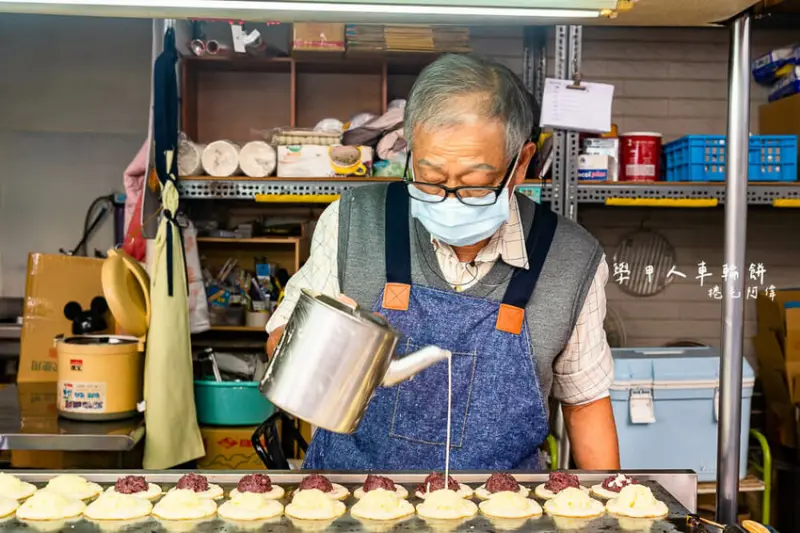 學甲人車輪餅 | 逢甲大學爆餡紅豆餅！夜市必吃這一味～只有平日吃的到。 | 捲毛阿偉