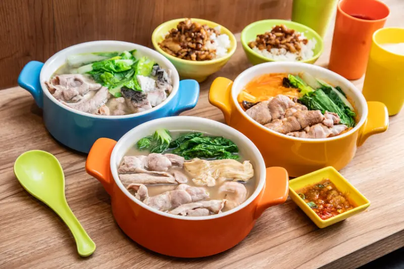 新北市永和區用六快煮鍋｜橫空出世最強小火鍋！湯底超無敵還有滷肉飯、飲料喝到飽超狂小火鍋