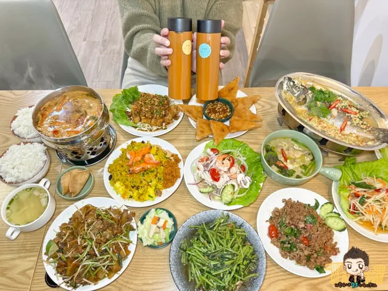 泰國籍主廚烹調美味且平價的泰料理簡餐！不只可以多人聚餐吃泰國菜，百來元定食套餐單身一個人也可以吃!--跟著踢小米吃喝玩樂趣