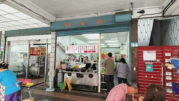 新北市板橋區麵食堂｜ＣＰ值爆炸，超大碗份量的肝豬意麵竟然只要８５元，一個人吃不完的份量