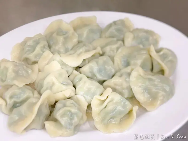 宜蘭縣羅東鎮老柒水餃》必吃韭菜水餃沾蒜頭辣醬，外皮軟Q內餡料好實在，在地人也愛從午餐到宵夜都想吃