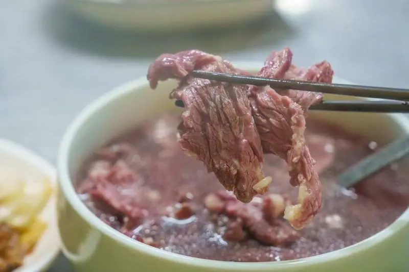 台南市南區凌晨2:30營業的台南牛肉湯｜開門以前就排隊，還沒天亮就完售的深夜隱藏版台南牛肉湯！！