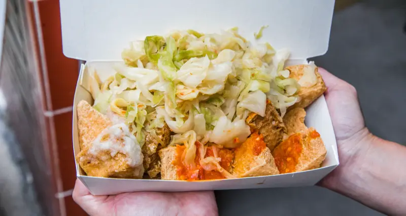 新北市三重區三重田中臭豆腐｜一週只賣三天！泡菜滿到炸出紙盒的酥炸臭豆腐