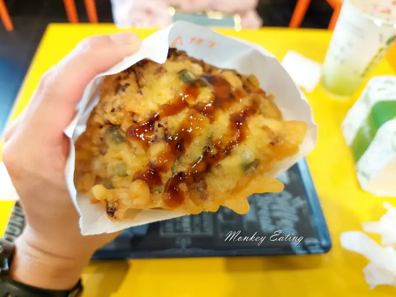 【新竹美食】蚵仔伯下港蚵嗲｜城隍廟巷子裡炸物小吃，產地直送現炸蚵嗲，餡料爆滿炸春捲 - 貪吃猴的幻想