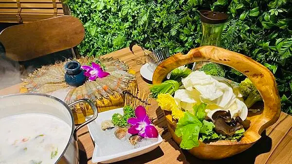 桃園新開泰式餐廳【泰滾泰式火鍋】超浮誇痛風壽星蝦/當月壽星幾歲送你幾隻蝦/平日四人商業午餐1599元起/擺盤精緻泰式火鍋