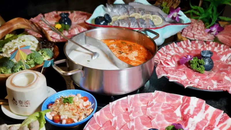 桃園市桃園區[桃園美食] 泰滾泰式火鍋｜全新開幕必點超狂大肉盤、酸辣生蝦、桃園限定鱸魚