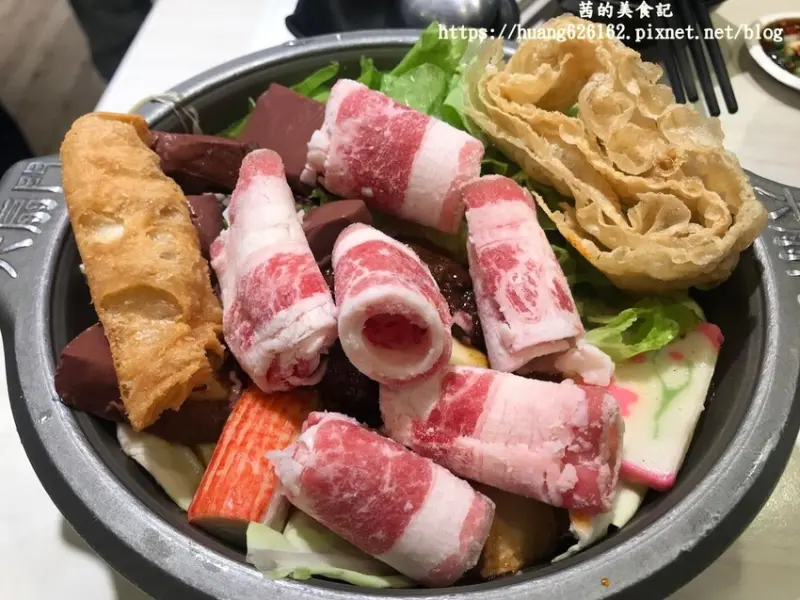 新北市板橋區【新北板橋區 】✨板橋百元小火鍋推薦『六扇門時尚湯鍋-民治店』✖數十種湯底讓你任選 ✖飲料.冰品.爆米花..自