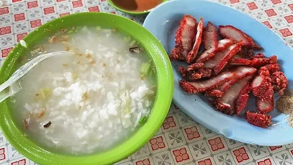 ▲三重銅板小吃推薦20元鹹粥：吳記鹹粥，三重人早餐都吃 /布咕布咕 提供、WalkerLand窩客島整理