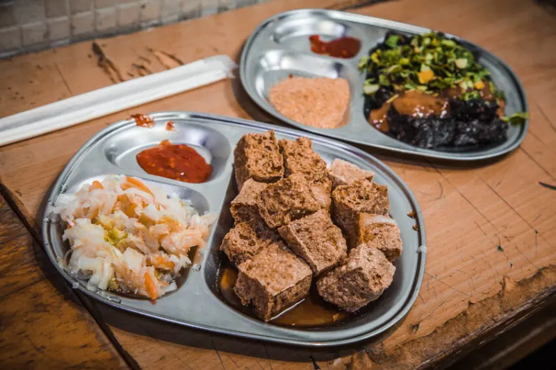 新北市三重區三重樹仔腳林家臭豆腐｜懷舊鐵盤臭豆腐！好吃酥炸臭豆腐、花生米血糕