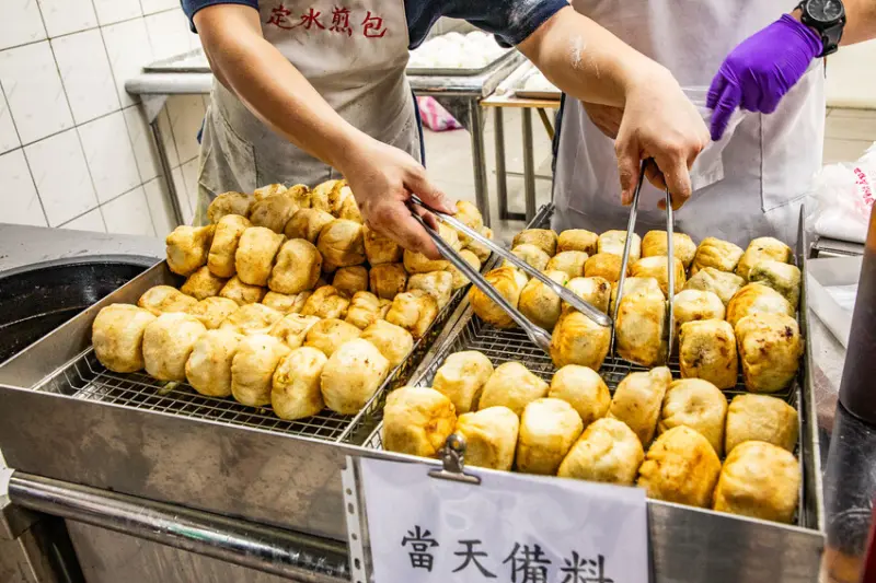 基隆市中山區西定水煎包｜一出鍋就掃光！日賣破千顆老字號金黃脆皮水煎包