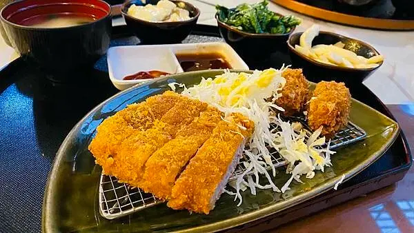 台南必吃美食【櫻之庭食堂】定食180起/內用免費續白飯或小菜一份/升級套餐加99元/招牌必點限量草莓甜點/台南CP值高在地美食