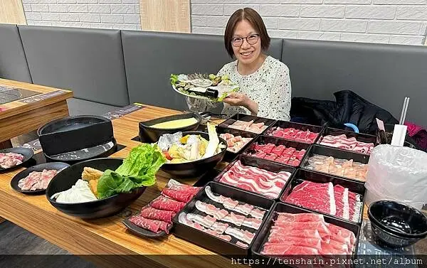 【板橋火鍋燒烤吃到飽】饗樂 火烤兩吃 鍋物 │ 火鍋吃到飽只要299元起，加50升級火烤兩吃，開幕期間打卡再送澳洲和牛！