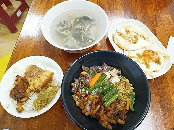 台東縣太麻里鄉太麻里美食推薦【太麻里魯冰花滷肉飯】遠眺著大山，在沉靜的小店裡面吃上家裡的滋味，涮嘴又好吃！台東美食