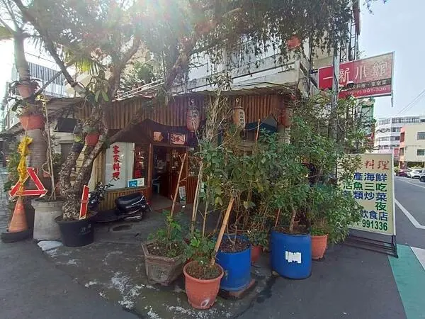 苗栗縣大湖鄉採草莓必先填飽肚子！苗栗大湖美食推薦【一新小吃店】帶有餐廳特色的客家菜色，多道料理跟我們一般吃到的很