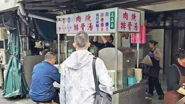 台北市萬華區嘉義排骨肉羹｜不到中午１１點就吃不到排骨酥湯了