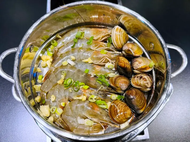 【潮派 宜蘭站前金東店】平價頂級魚翅汕頭鍋物專門，必吃原味清蒸「海鮮塔」，招牌汕頭魚翅鍋、香麻奶鍋、食補養生鍋，人氣湯底一喝就愛上！