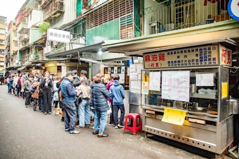 台北市中正區阿男麻油雞｜還沒開門就排到街尾！米其林推薦超人氣夜市麻油雞