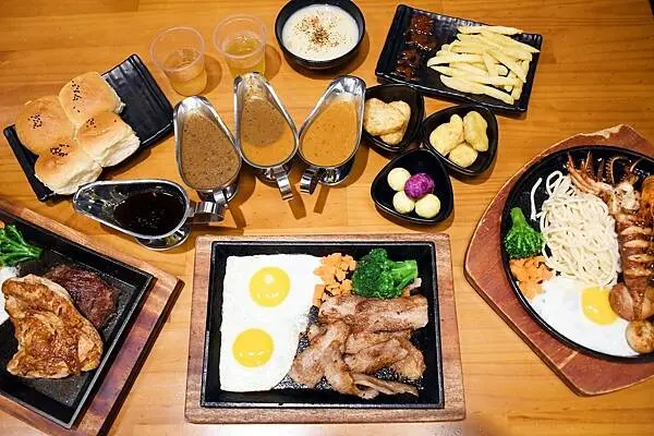 台南市安平區台南平價牛排推薦【魔力牛牛排館文平店】超豐富的拼盤、超實在的排餐，還有自助吧可以大快朵頤～最便宜的牛