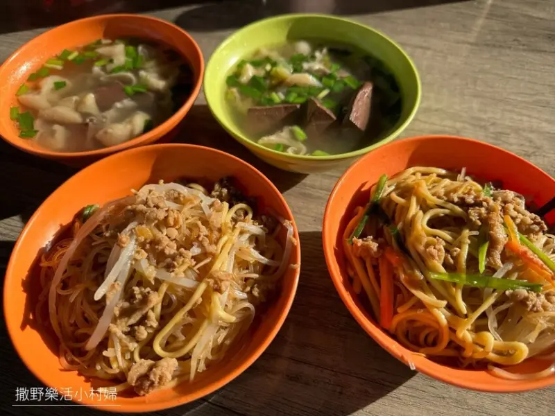 豐原人的早餐這樣吃【南福祠_炒麵豬血湯】沒招牌但人氣超旺，銅板價料多新鮮，古早味炒麵一定要加源美