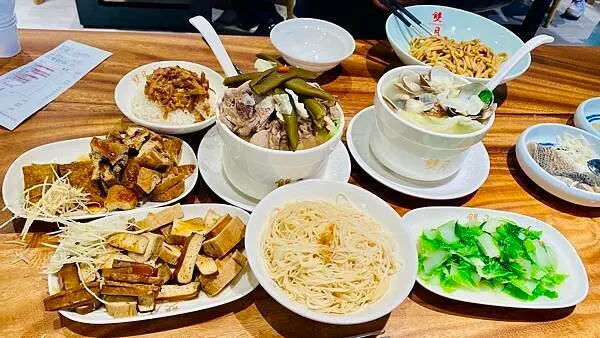 基隆好食城新開餐廳| 雙月食品社基隆店|海景第一排景觀餐廳|新型軌道送餐機器人|基隆無敵海景享用美食