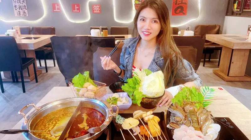 台北食記【市民大道餐廳推薦】正宗大陸妹子的苗妞串串香辣鍋，銅板價串串，一串12元，真材實料的辣椒炒湯頭，火鍋控最愛的香辣甘鮮湯頭【大安區美食】母視節活動