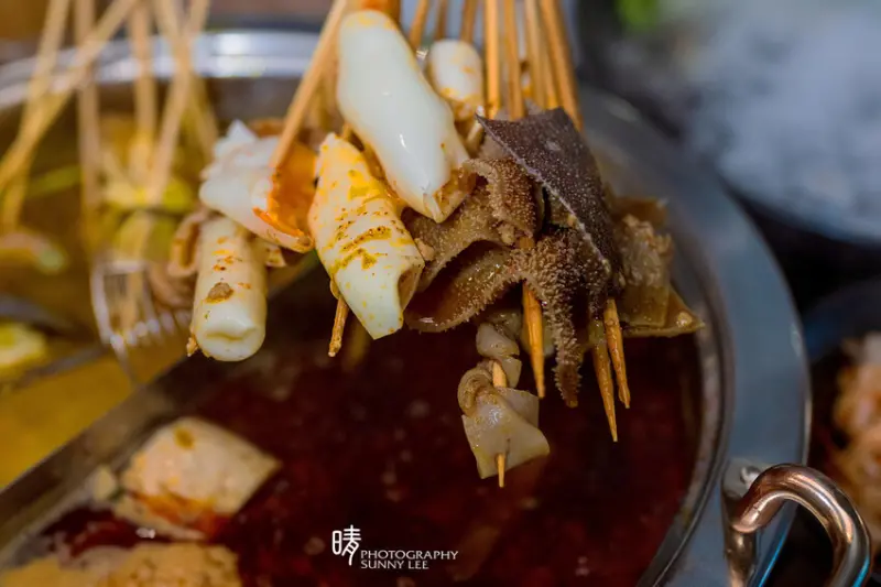 【市民大道串串香 | 苗妞串串香辣鍋】今天吃點不一樣的香辣大陸風味，在台灣也可以和朋友一起來擼串囉!!