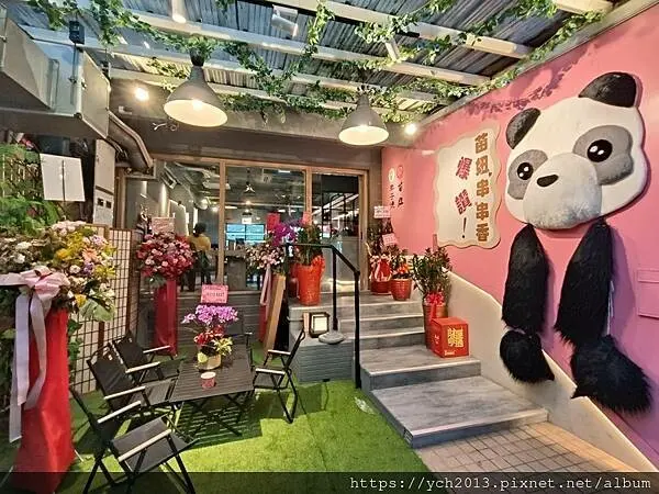 大安區苗族鍋物推薦／苗妞串串香麻辣鍋市民店．用料實在，整顆辣椒與香料原粒炒製鮮香湯頭