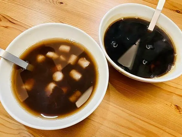 花蓮縣花蓮市||吃。花蓮|| 黑何子仙草專職鋪 芋圓甜湯都好喝