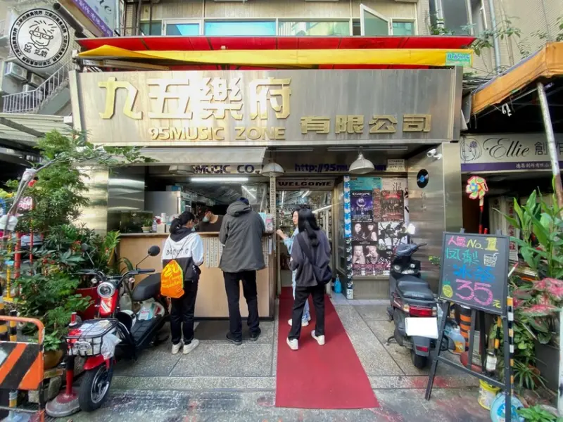 台北市萬華區【 十元紅茶 】在2024年的台北市西門町裡竟然還有10元的紅茶、綠茶、烏龍茶可以喝的到，這樣的價格怎麼不讓