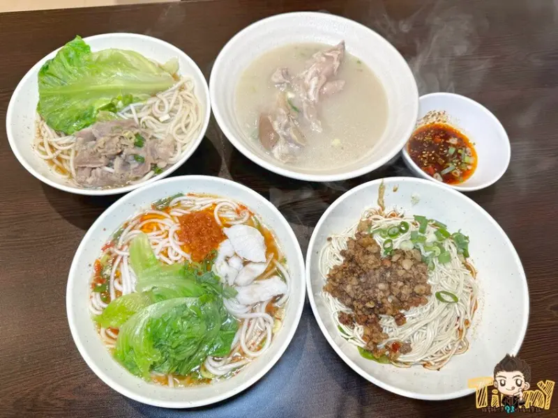 竹北唯一苗族紅酸湯米線！招牌老媽蹄花湯慢熬4小時才吃得到！還有超好吃正宗重慶小麵酸辣有勁！--跟著踢小米吃喝玩樂趣