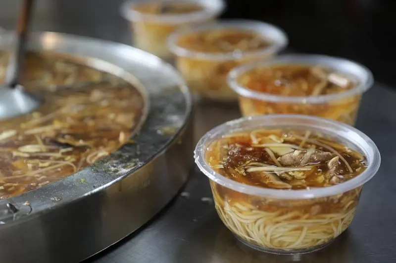 南投縣竹山鎮北港香菇肉羹｜經典台式小吃！古早味「香菇赤肉羹」在地人激推隱藏美食 。菜單價位(南投竹山老街小吃) 