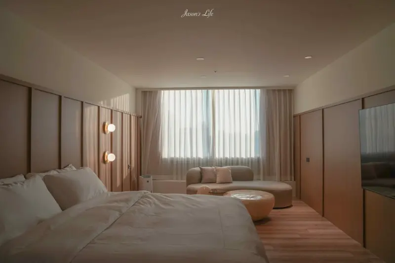 台南市中西區【台南中西區│住宿】合拍行旅Hope Hotel Tainan-民生館。近國華街、海安路住宿，高CP值位置方便，奶油色房